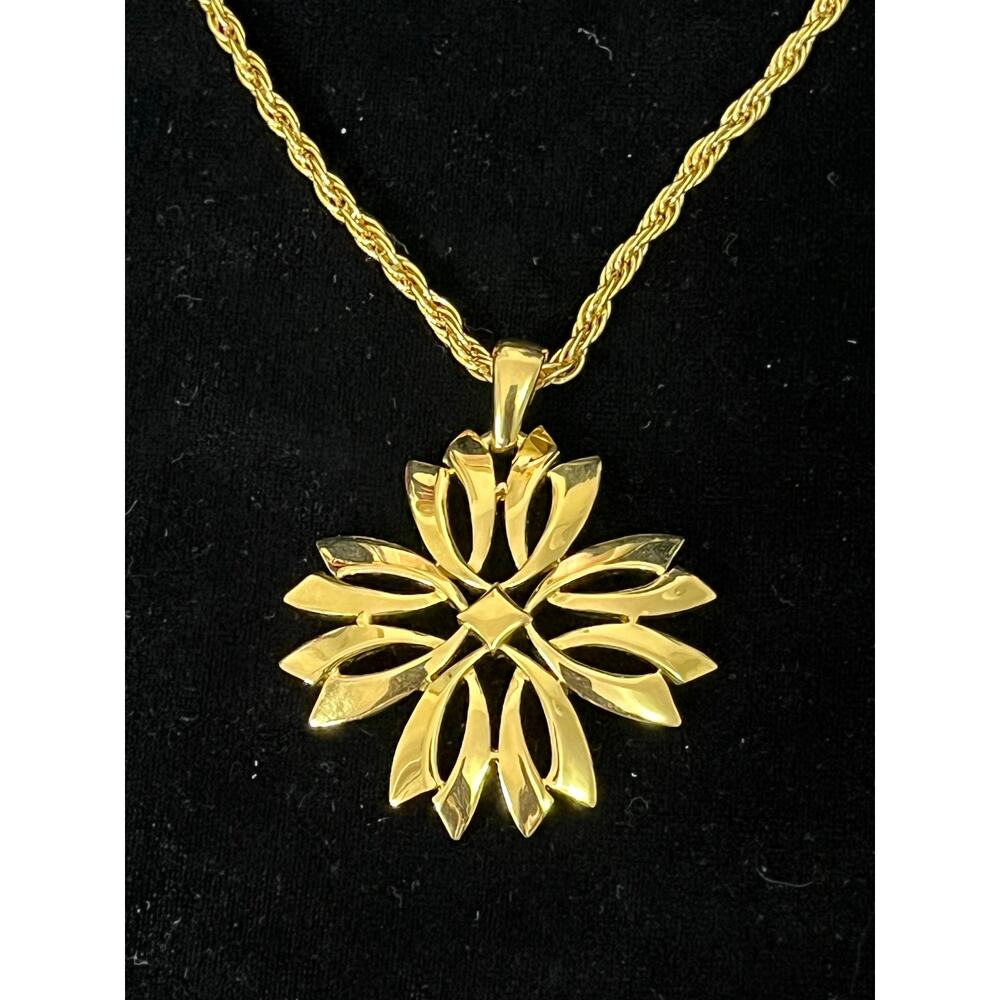 Crown Trifari Floral Pendant Necklace 1722